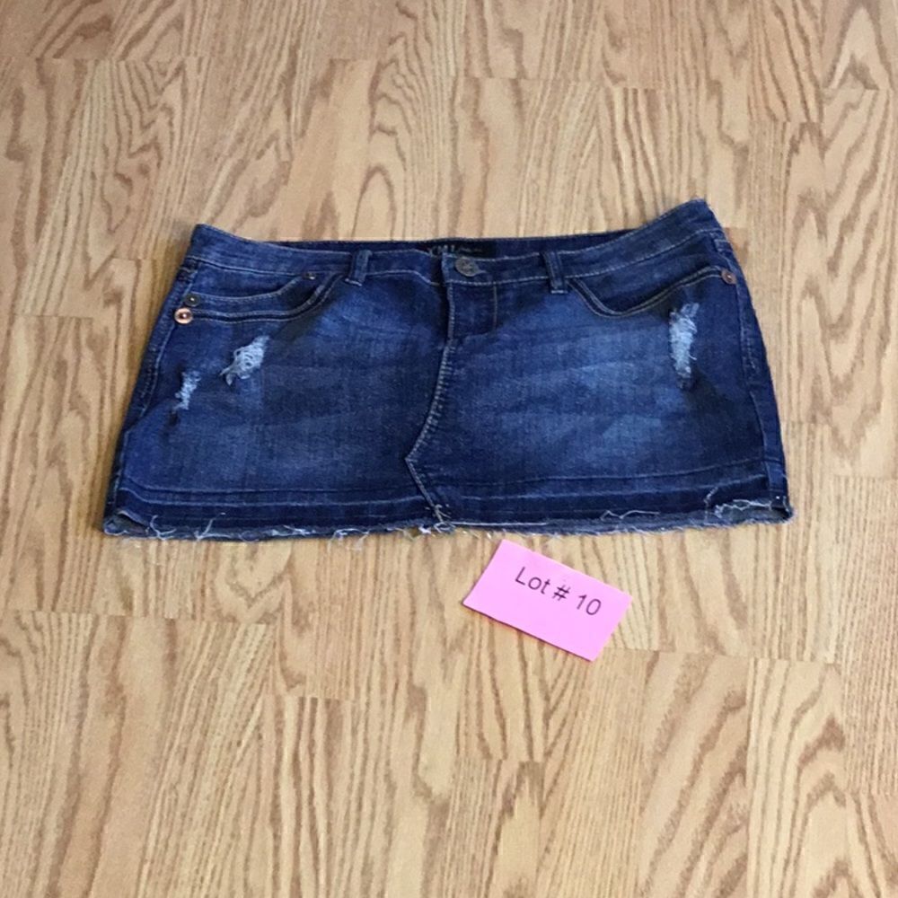 Stretch denim mini skirt with silver threads throughout size 9 JR  YMI jeans